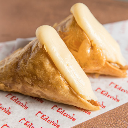 Ο Γιώργος Παπανίκος μας εξιστορεί τα Χριστούγεννα στο σπίτι του πιο εμβληματικού τριγώνου της Θεσσαλονίκης