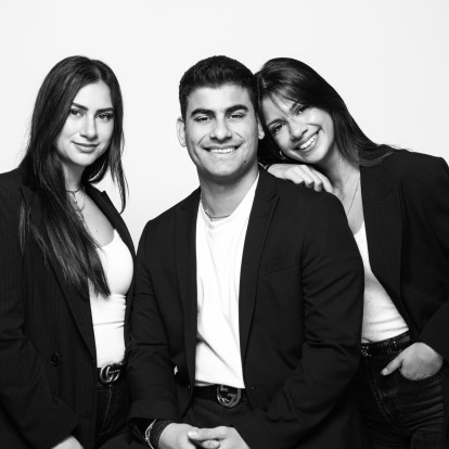 SKG Stories: Ο Νίκος, η Κατερίνα και η Μάνια Σαββάογλου αποδεικνύουν πώς η ελληνική μόδα ξεπερνά τις στερεοτυπικές αναφορές ώστε να αντέξει στο πέρασμα του χρόνου