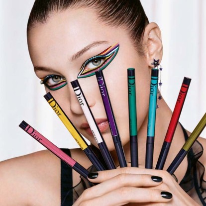 Η Bella Hadid φοράει τα πιο πολύχρωμα eye looks που έχετε δει ποτέ