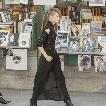 Chanel Haute Couture fashion show: Η δύναμη της απλότητας