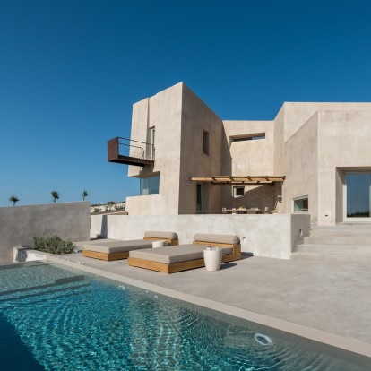 Ένα summer house στη Σαντορίνη που αποτελεί ωδή στην αρχιτεκτονική ιστορία του νησιού