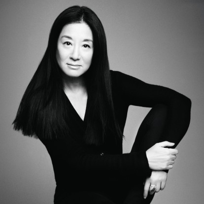 Vera Wang: Πώς στα 71 της χρόνια εντυπωσιάζει ακόμη με τις εμπνευσμένες δημιουργίες και την εμφάνισή της 