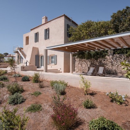 Περιηγηθείτε σε ένα farmhouse στα Κύθηρα που θα σας μαγέψει με την εξεζητημένη αρχιτεκτονική του 