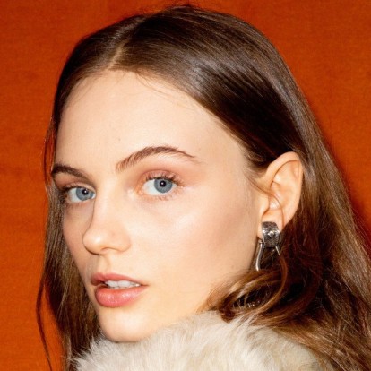 5 blush hacks που θα μεταμορφώσουν άμεσα την κουρασμένη επιδερμίδα σας 