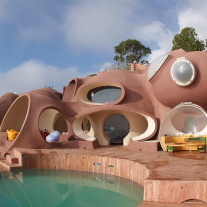 Η θρυλική βίλα, Palais Bulles, του Pierre Cardin στη γαλλική Ριβιέρα είναι ένα φουτουριστικό αρχιτεκτονικό αριστούργημα