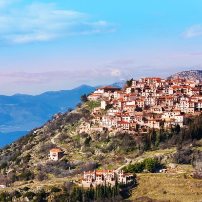 Η travel blogger Τίτη Βελοπούλου αποκαλύπτει τα μυστικά της Αράχωβας 