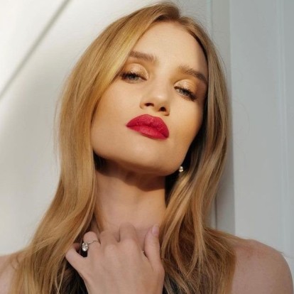H Rosie Huntington-Whiteley και τα 8 μοναδικά δικά της acne tips 