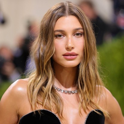 H facialist της Hailey Bieber αποκαλύπτει 6 απλά μυστικά για τέλειο δέρμα 