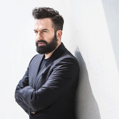 Talented Person: Ο Κωνσταντίνος Ρήγος μας μιλά για τη νέα του πρόκληση που ακούει στο όνομα «Φθηνά Τσιγάρα»