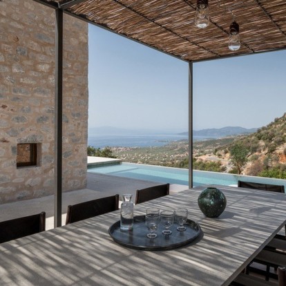 Ένα πέτρινο συγκρότημα κατοικιών στη Μάνη αναδεικνύει την απίστευτη γοητεία του τόπου