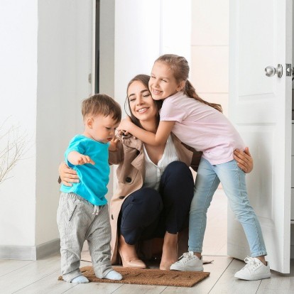 Επιδραστικές Ελληνίδες αναδεικνύουν τους πολλαπλούς ρόλους της ζωής τους σε μια νέα καμπάνια που εγείρει συζητήσεις