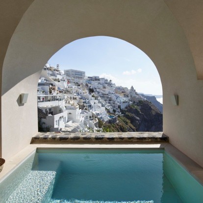 Villa Bordeaux: Ένα ιστορικό κτίριο στα Φηρά της Σαντορίνης μετατράπηκε σε ένα one-of-a-kind ξενοδοχείο
