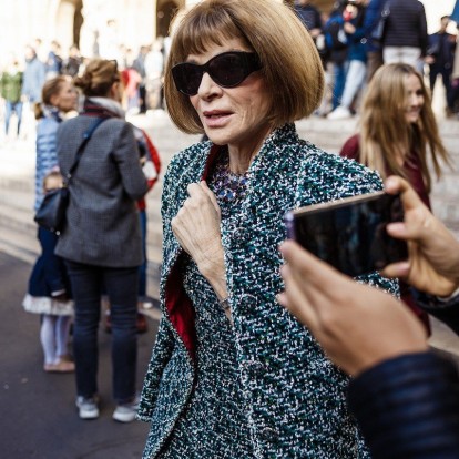 Tι κρύβεται πίσω από τα μαύρα γυαλιά της Anna Wintour; Μπορεί να μη μάθουμε ποτέ 