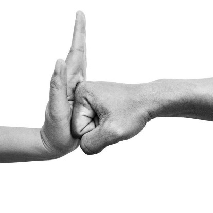 Πόσα περιστατικά βίας είναι αρκετά για να αρχίσουμε να «ξετυλίγουμε το νήμα της»;  