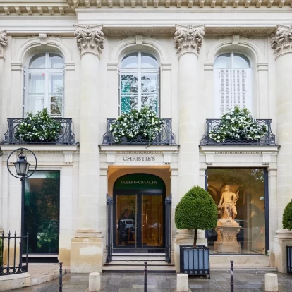 Σε τιμή-ρεκόρ δημοπρατήθηκαν αντικείμενα του Hubert de Givenchy από τον οίκο Christie's 