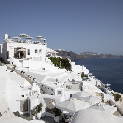 Comfort fine dining στη Σαντορίνη σε έναν προορισμό-συνονθύλευμα μαγικών γεύσεων και εικόνων 