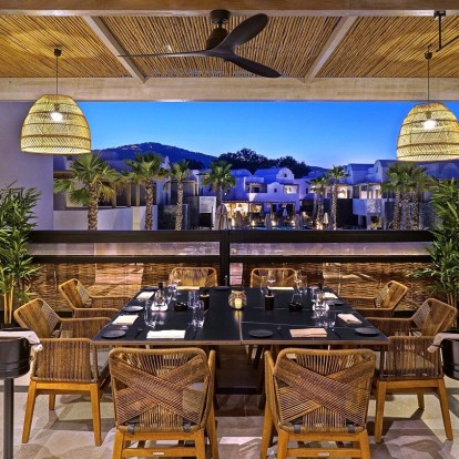 Το restaurant των stars: Μια γεύση από την ηχηρή γαστρονομική συνεργασία που «ταράζει» τα νερά στη Σαντορίνη 