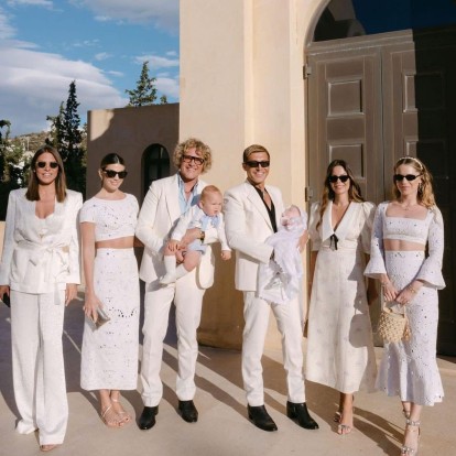 Το κορυφαίο δίδυμο της μόδας, Ευάγγελος Μπούσης & Peter Dundas, βάφτισαν τα παιδιά τους στη Βουλιαγμένη 