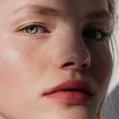 Πτώση Βλεφάρων: Tα makeup tricks που θα «ζωντανέψουν» το βλέμμα σας 