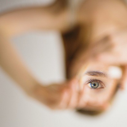 Τι είναι η θεραπεία EMDR και πώς σας βοηθάει να ξεπεράσετε χρόνια ψυχολογικά τραύματα 