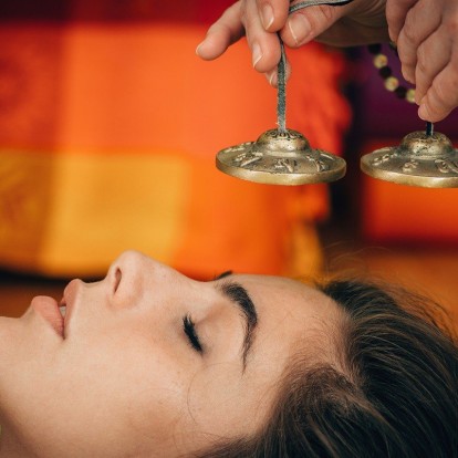 Sound Bath: Τι είναι και γιατί αποτελεί τη νέα τάση ευεξίας 