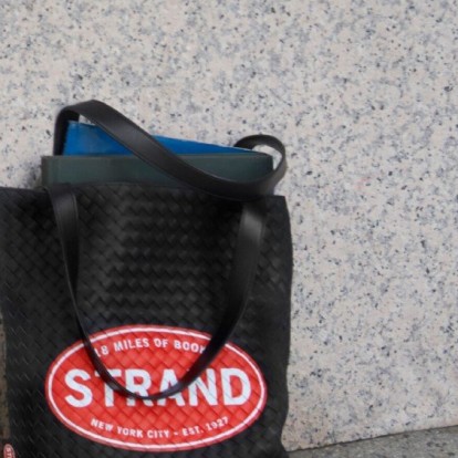 Η νέα tote της Bottega Veneta απευθύνεται στους λάτρεις της λογοτεχνίας 