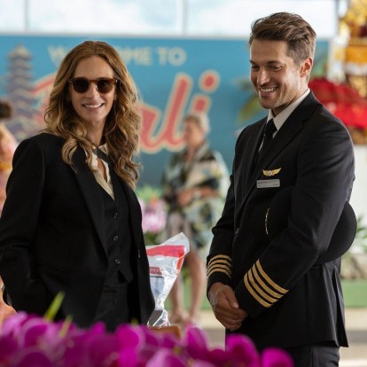 Ο Lucas Bravo μιλάει για το φιλί που έδωσε με την Julia Roberts 