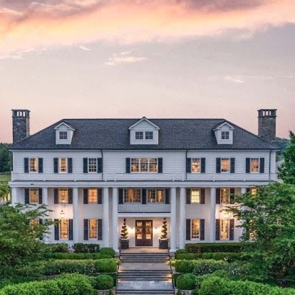 Μέσα σε μία πολυτελή κατοικία στα προάστια της Νέας Υόρκης, αξίας 100.000.000 δολαρίων