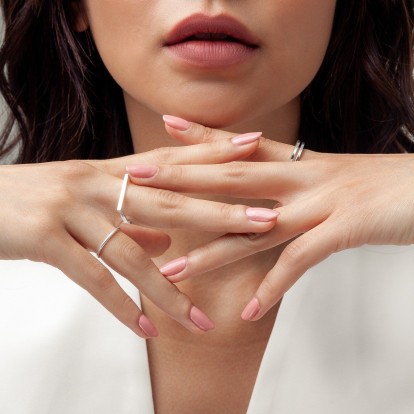 Σπάνε εύκολα τα νύχια σας; Tips για να το αντιμετωπίσετε μια και καλή 