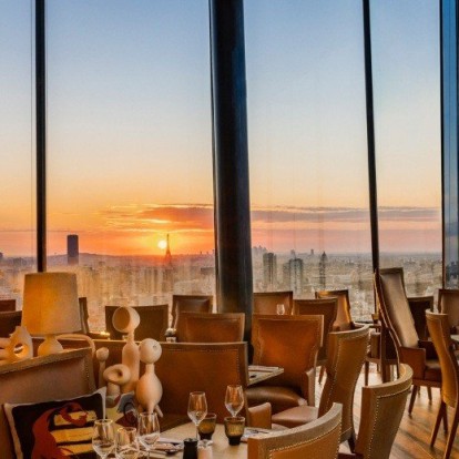 Το TOO hotel με την υπογραφή του Philippe Starck στο Παρίσι δείχνει σαν να αιωρείται στον ουρανό 