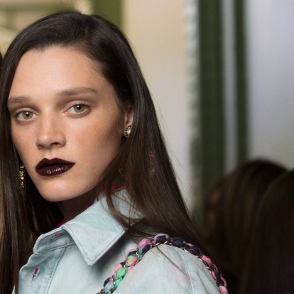 Σκουρόχρωμο κραγιόν: Pro tips για να «ροκάρετε» φορώντας το σωστά 