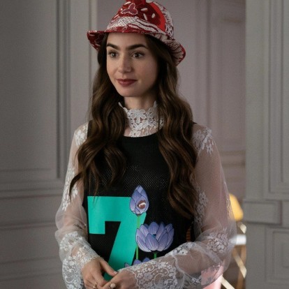 Γιατί η Emily in Paris έγινε το απόλυτο fashion icon; 