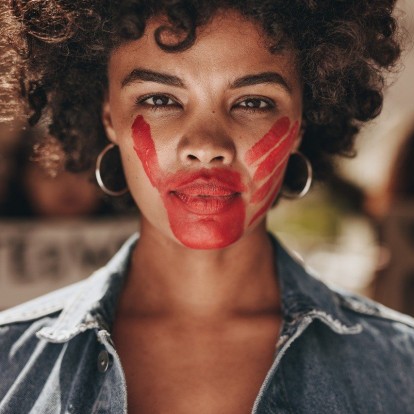 Παγκόσμια Ημέρα Εξάλειψης της Βίας κατά των Γυναικών: Για όσα δεν πρέπει να σιωπήσουμε 