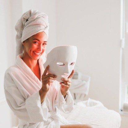 LED Light Therapy: Όσα όσα πρέπει να γνωρίζετε για τη must θεραπεία