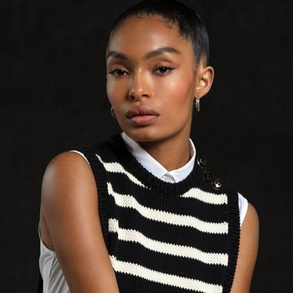 In My Lady: Η ηθοποιός Yara Shahidi μας δείχνει τι έχει μέσα στην Dior τσάντα της 