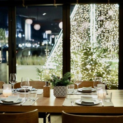 Ζήστε το πιο αξέχαστο Χριστουγεννιάτικο και Πρωτοχρονιάτικο Ρεβεγιόν με θέα στη θάλασσα 