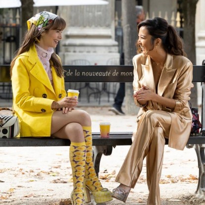 Μπορούν τα κορίτσια του «Emily In Paris» να θυμoύνται η μία τις ατάκες της άλλης; 